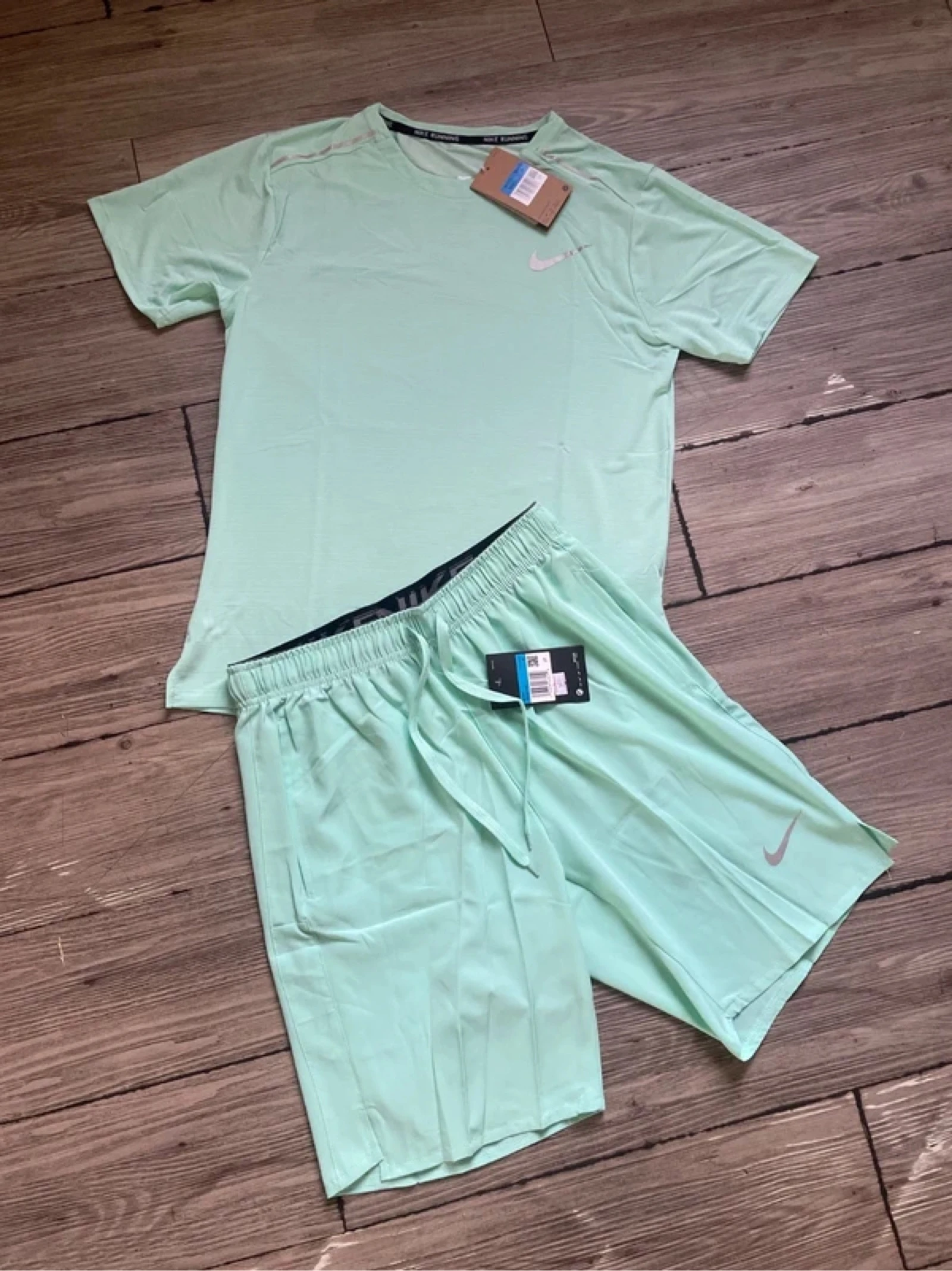 ensemble nike running miller vert ( tee shirt + short)